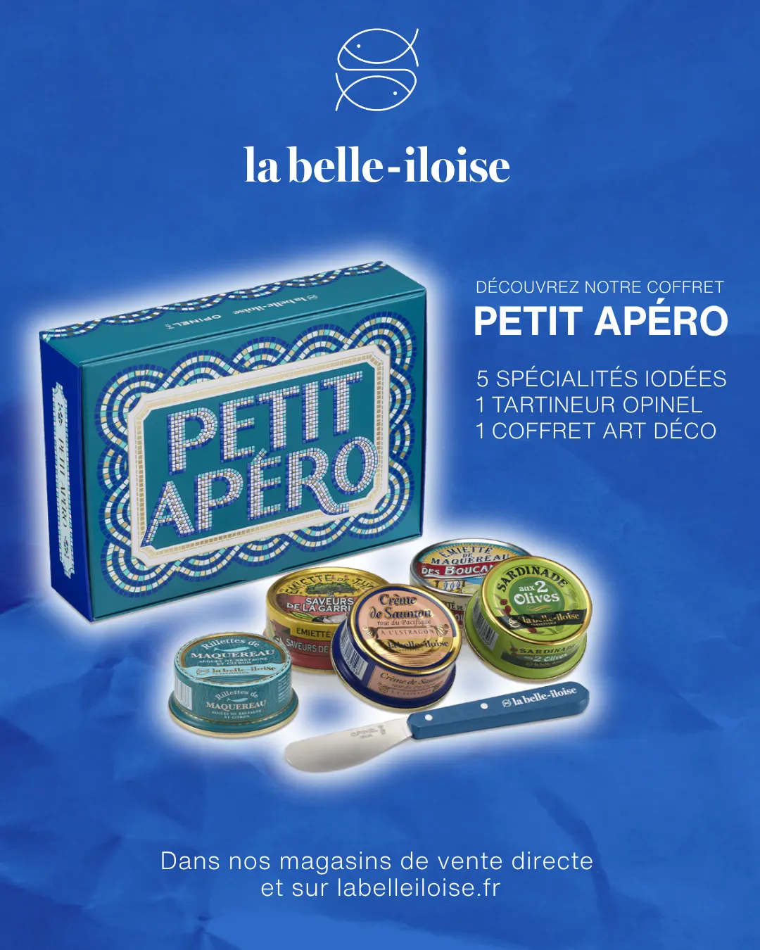 Visuel publicitaire Meta réalisé par AGAT pour la belle-iloise : la boîte art déco du coffret Petit Apéro x Opinel sur fond bleu, campagne de printemps 2026