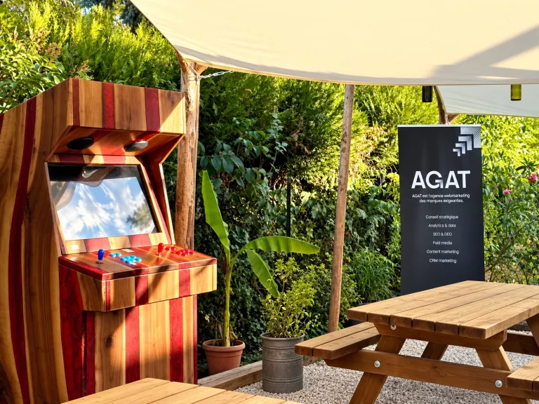 La borne d'arcade PHP Arcade et le kakémono AGAT sur la terrasse du domaine Blanck