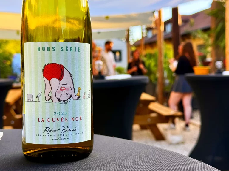 La cuvée Noé 2025 du domaine Robert Blanck devant la terrasse de l'afterwork