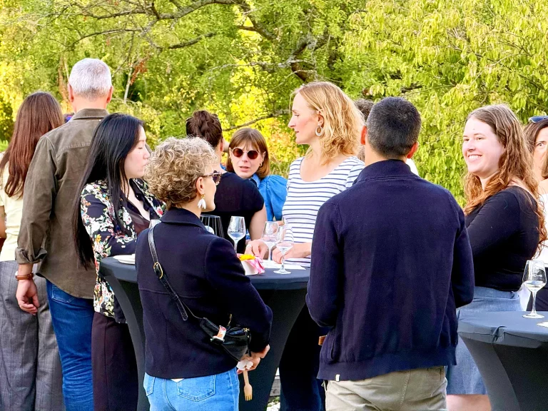 Invités de l'Afterwork Gourmand AGAT en discussion autour d'un mange-debout