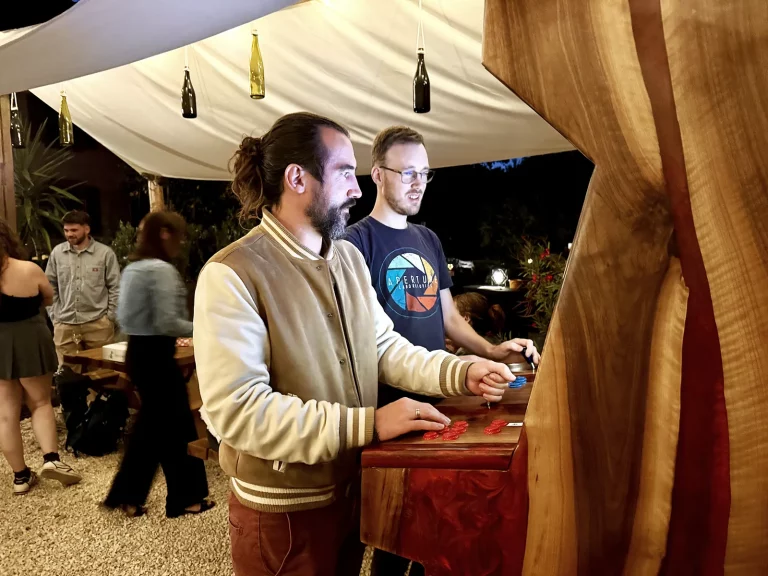 Deux invités devant la borne d'arcade fabriquée en Alsace par PHP Arcade