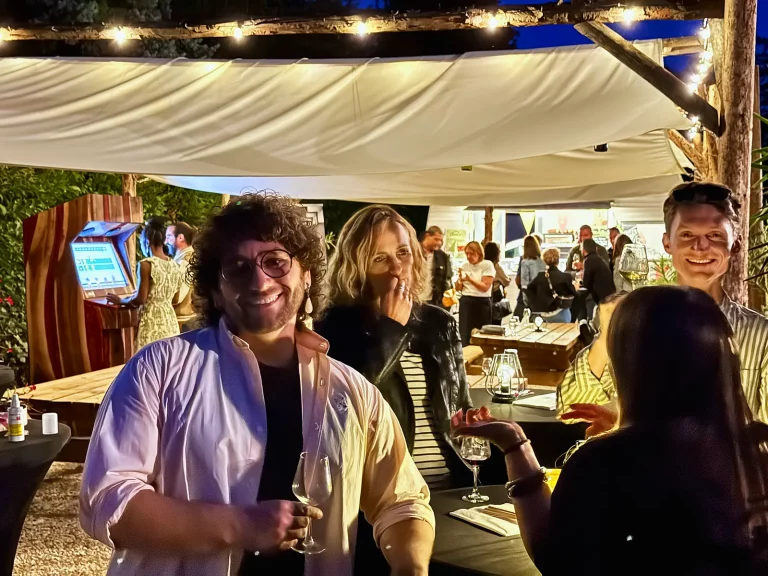 Invités de l'Afterwork Gourmand AGAT sous la voile de la terrasse du domaine Blanck