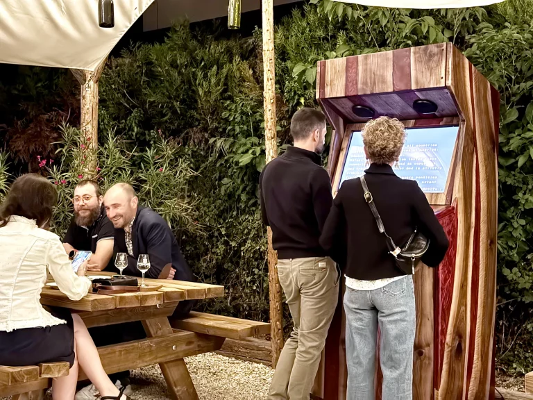 Tables de la terrasse et borne d'arcade en soirée au domaine Blanck